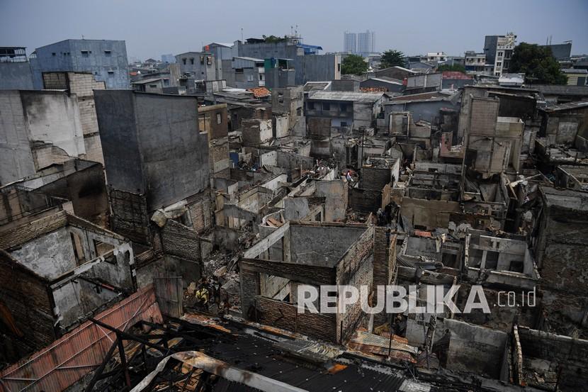 Sisa permukiman yang terbakar di Keagungan, Kecamatan Taman Sari, Jakarta Barat, Senin (19/4/2021). 