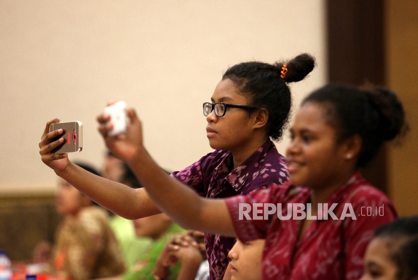 Suasana saat menghadiri pembukaan kegiatan forum interaksi bagi siswa/siswi orang asli Papua (OAP) dalam program afirmasi pendidikan menengah se-Provinsi Bali di Nusa Dua, Kabupaten Badung, Bali, Jumat (15/7).