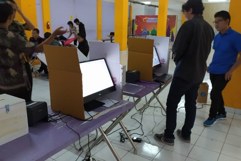 Suasana sosialisasi dan simulasi pemilihan kepala desa berbasis e-voting yang dilaksanakan Universitas Amikom Yogyakarta. 