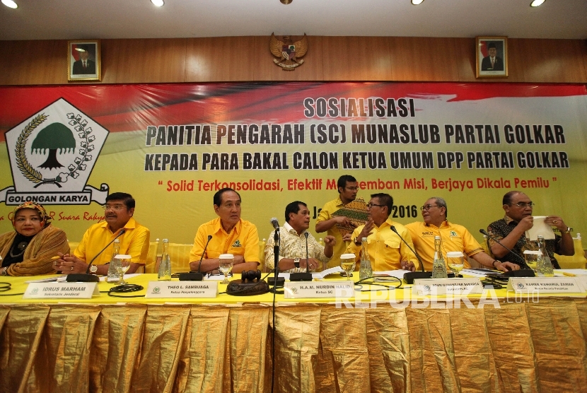   Suasana sosialisasi Munaslub Kepada Para bakal calon Ketua Umum DPP Partai Golkar oleh Panitia Pengarah (SC) Munaslub Golkar di kantor DPP Partai Golkar, Jakarta, Senin (2/5).(Republika/Rakhmawaty La'lang)