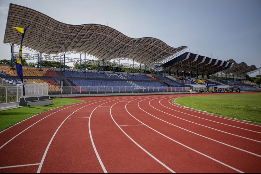 Setelah lebih dari satu tahun dilakukan revitalisasi dengan memakan biaya mencapai hingga Rp 31 miliar, bangunan Stadion Benteng di Kota Tangerang akhirnya diresmikan, Jumat (4/2). Bangunan yang kini berganti nama menjadi Stadion Benteng Reborn tersebut dibangun dengan mengusung konsep sportainment.