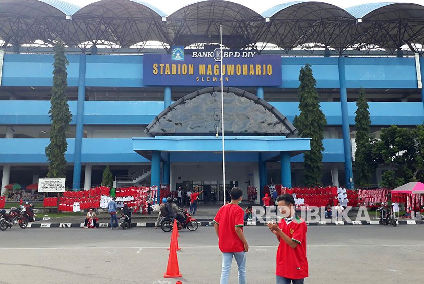 Suasana Stadion Maguwoharjo di Kabupaten Sleman.  Sejak Kamis (11/1) sore, Stadion Maguwoharjo sudah mulai diramaikan masyarakat yang ingin menonton laga Islandia vs Indonesia Selection. 