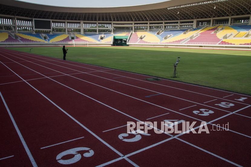 Suasana Stadion Manahan di Kota Solo, Jawa Tengah, Jumat (6/11/2020). Kementerian Pekerjaan Umum dan Perumahan Rakyat (PUPR) mulai melakukan renovasi empat lapangan pendukung untuk latihan dan Stadion Manahan yang akan menjadi venue utama pertandingan Piala Dunia U-20 tahun depan. 