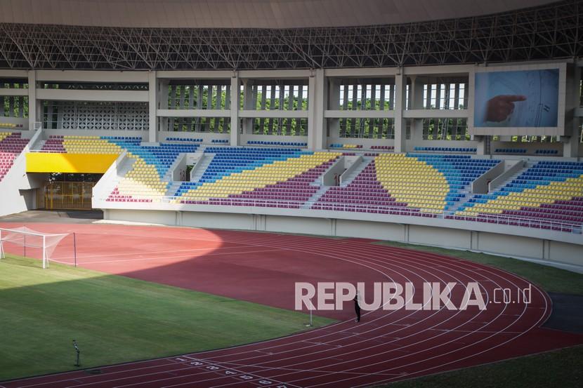 Suasana Stadion Manahan di Kota Solo, Jawa Tengah, Jumat (6/11/2020). Kementerian Pekerjaan Umum dan Perumahan Rakyat (PUPR) mulai melakukan renovasi empat lapangan pendukung untuk latihan dan Stadion Manahan yang seharusnya menjadi venue utama pertandingan Piala Dunia U-20 tahun depan. 