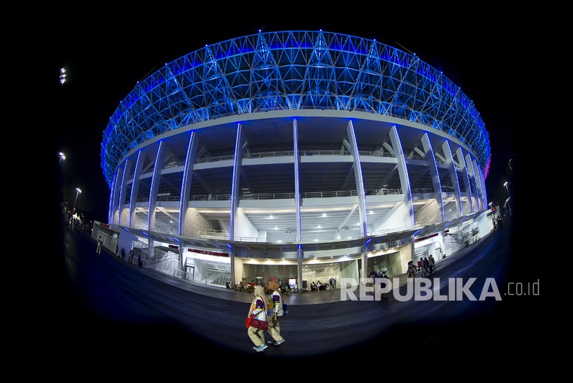 Suasana Stadion Utama Gelora Bung Karno yang dihiasi lampu warna warni di Jakarta, Selasa (13/2) malam.