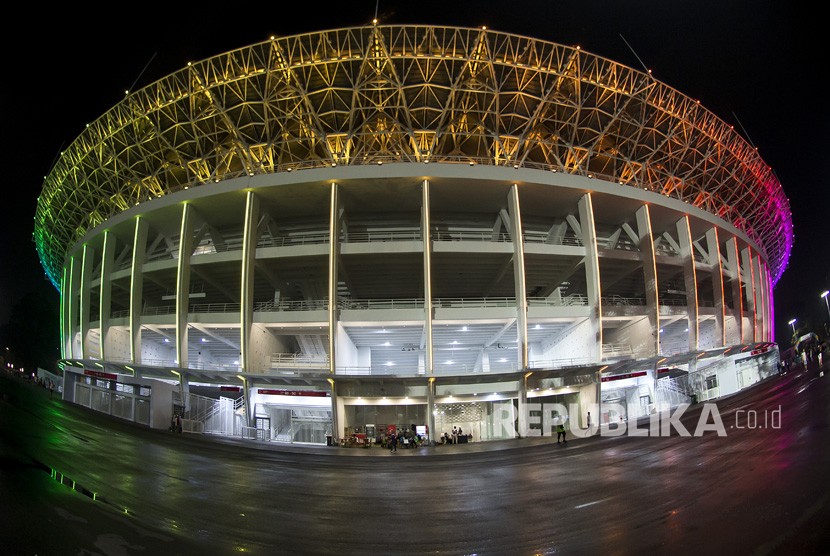 Suasana Stadion Utama Gelora Bung Karno yang dihiasi lampu warna warni di Jakarta, Selasa (13/2) malam.