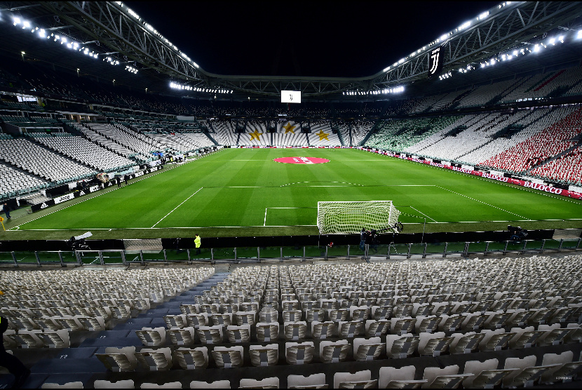Suasana stadion yang lengang pada laga antara Juventus melawan Inter Milan di  Allianz Stadium, Turin, Senin (9/3) dini hari. (Massimo Pinca/Reuters)