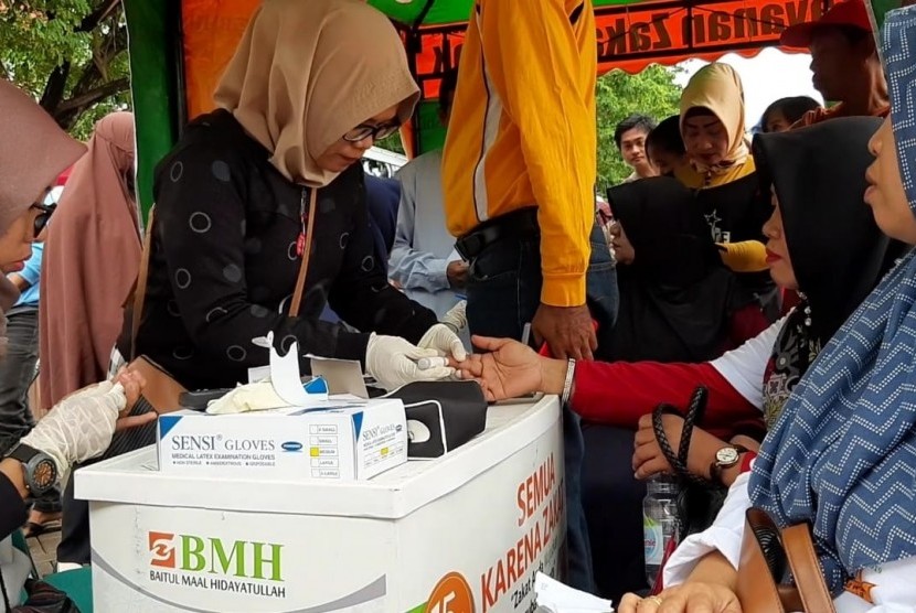 Suasana stan  BMH yang ramai dikunjungi warga untuk cek kesehatan di Pantai Losari, Makassar.