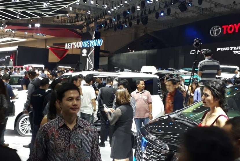 Suasana stan Toyota di  Gaikindo Indonesia International Auto Show