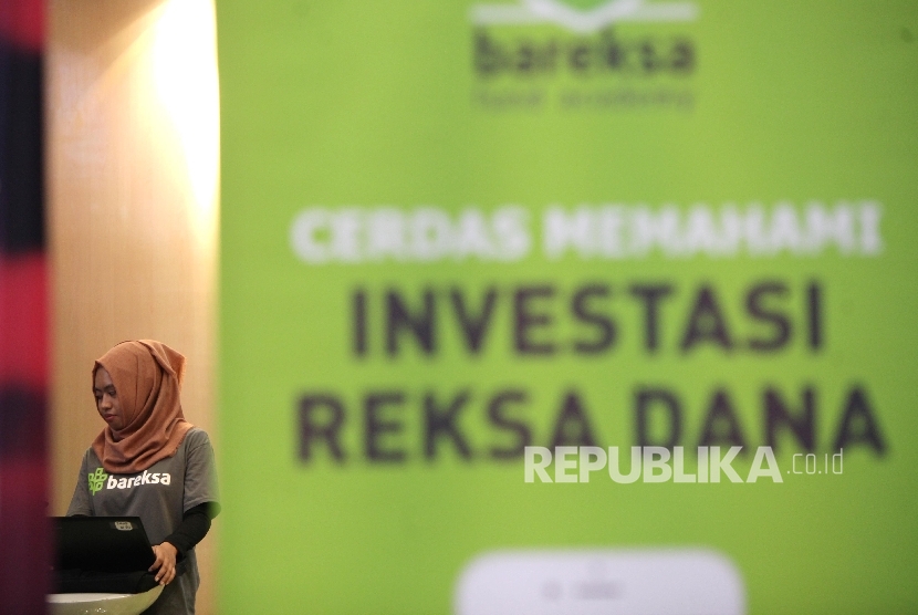  Suasana stand Bareksa di Bursa Efek Indonesia (BEI), Jakarta, Selasa (11/4). 