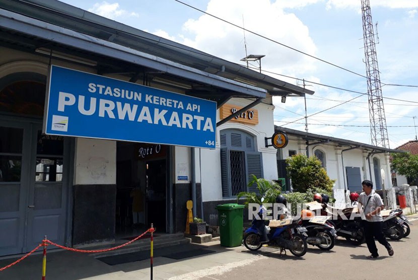 Suasana Stasiun kereta api Kabupaten Purwakarta, yang tampak sepi pasca terjadinya longsor di Kabupaten Garut. Dampak dari bencana longsor ini, tak terlalu berimbas pada penumpang kereta dari Purwakarta.