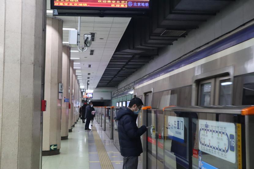 Beijing Hapus Aturan Tes Usap. Suasana stasiun kereta metro Chaoyangmen, Beijing, relatif sepi pada Kamis (18/2/2021), sebagai hari pertama operasional perkantoran pascalibur Tahun Baru Imlek. 