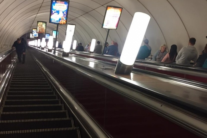 Suasana stasiun Metro di Saint Petersburg, Rusia, Rabu (27/6).