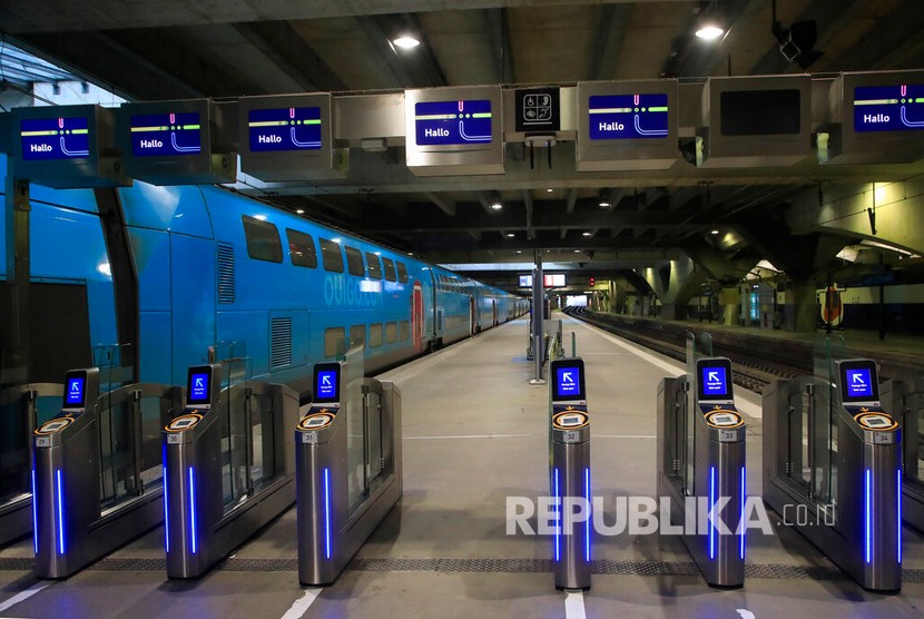 Suasana stasiun Montparnasse yang lengang akibat aksi mogok massal pekerja di Prancis.