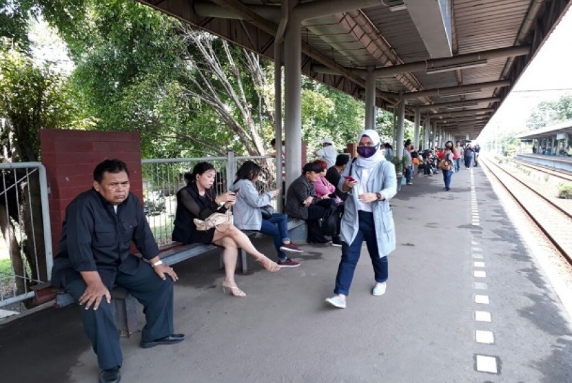 Suasana Stasiun Poris, Kota Tangerang, setelah sempat terjadi penumpukan penumpang akibat jadwal baru Commuter Line