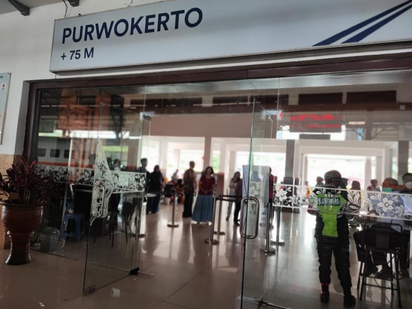 Suasana Stasiun Purwokerto selama Selama masa angkutan Natal 2022 dan Tahun Baru 2023 (Nataru). 