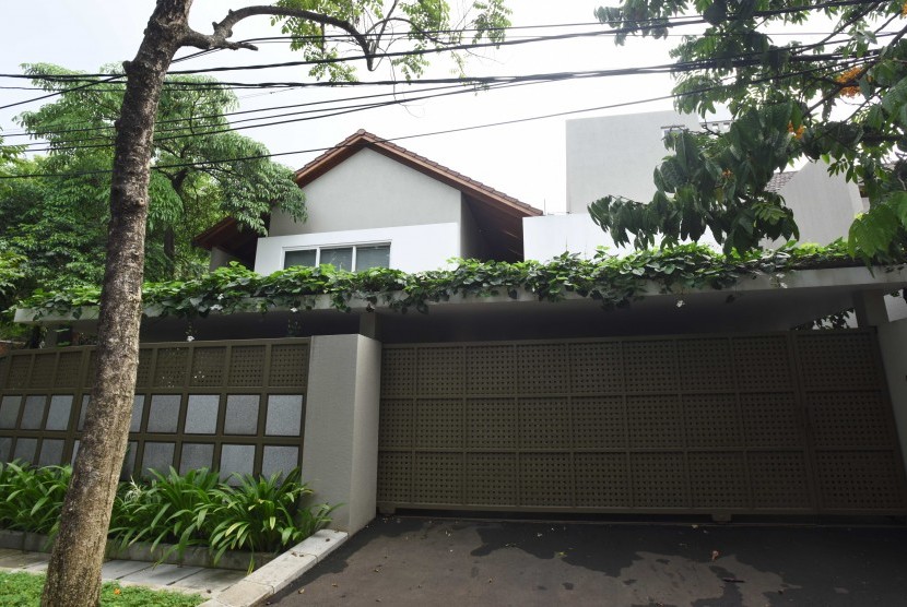 Suasana sudut rumah mewah milik Sekretaris Mahkamah Agung Nurhadi usai digeledah KPK di Jalan Hang Lengkir V, No 2-6, Kebayoran Baru, Jakarta, Kamis (21/4).