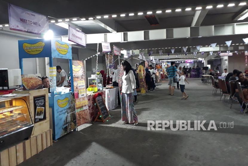 Suasana Sukabumi Street Food Fest 2018 di Garden City Jalan RE Martadinata yang menawarkan menu buka puasa yang unik dan harga terjangkau Ahad (20/5). (Ilustrasi)