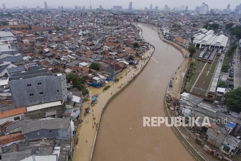Suasana Sungai Ciliwung yang meluap dan merendam pemukiman warga. ilustrasi