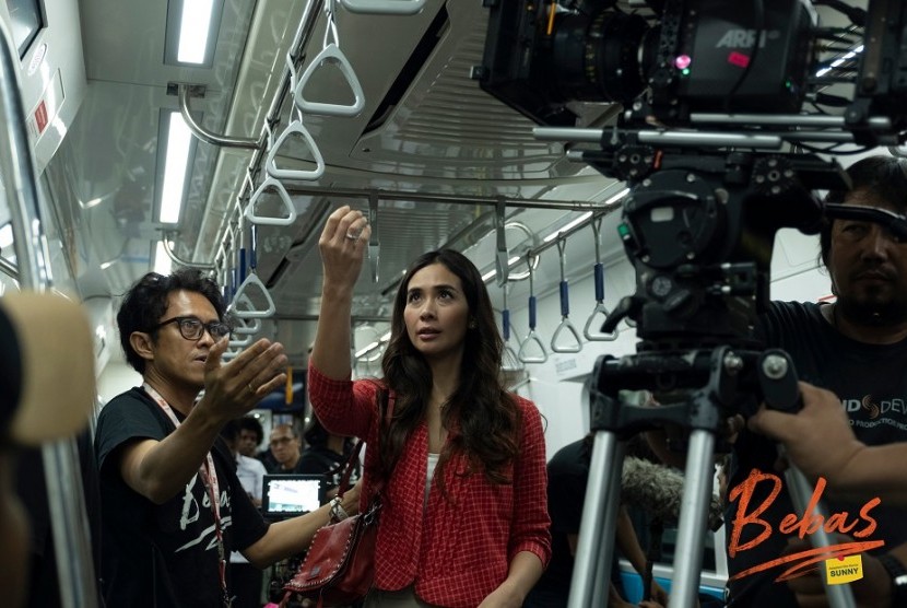 Suasana syuting film Bebas di dalam MRT Jakarta.