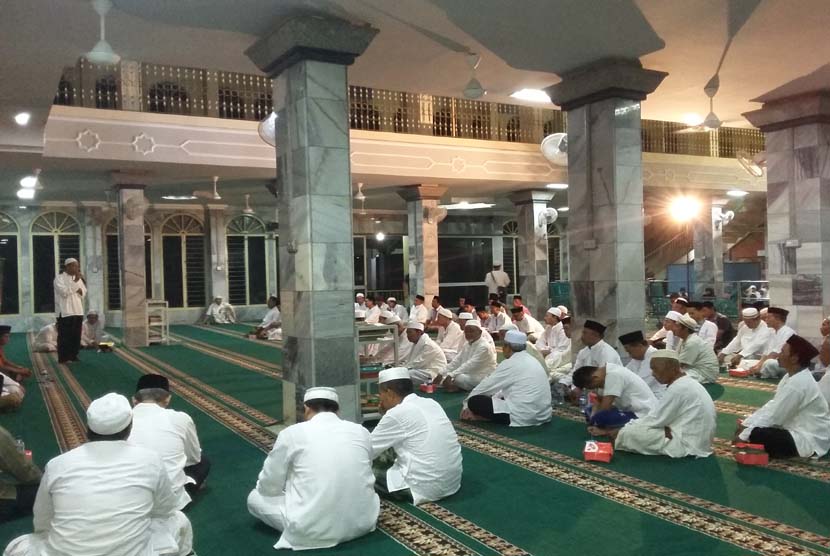 Suasana tablig akbar dan zikir di Masjid Besar Al-Barkah Gegesik, Kabupaten Cirebon, Sabtu (2/1).