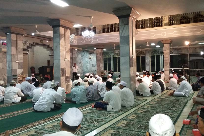 Suasana tabligh akbar dan zikir di Masjid Besar Al-Barkah Gegesik, Kabupaten Cirebon, Sabtu (2/1).