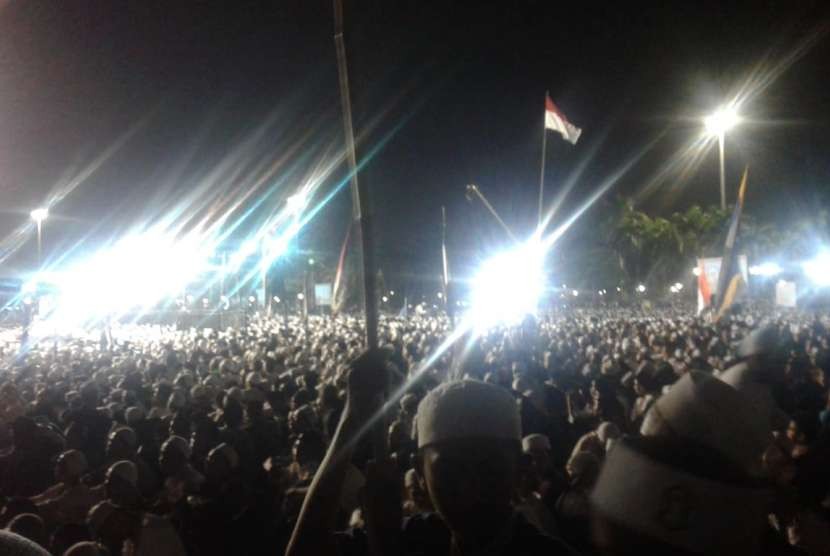 Suasana Tabligh Akbar Majelis Rasulullah di halaman Monas, Jakarta, Senin (8/10).