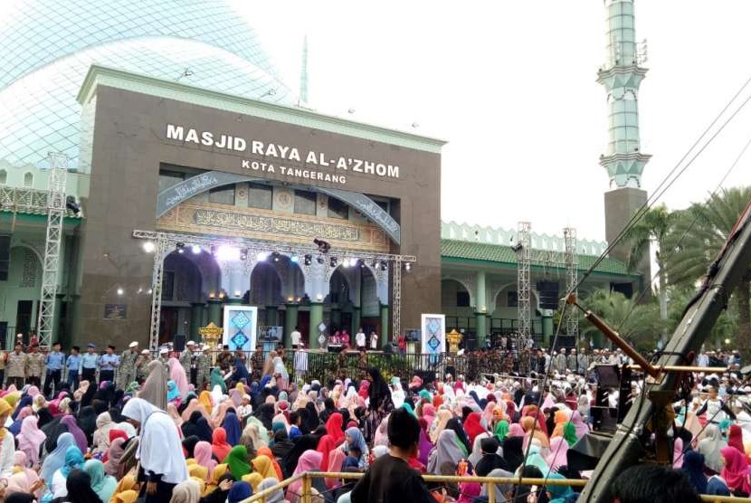 Suasana Tabligh Akbar Ustaz Abdul Somad bertema Hijrah Menuju Berkah di Masjid Al A'zhom, Kota Tangerang, Jumat malam (28/9).