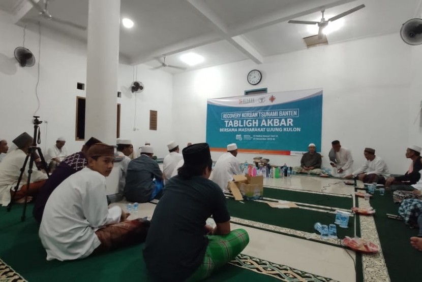 Suasana tabligh akbar yang diadakan oleh Laznas BMH untuk warga korban gempa dan tsunami di Desa Ujung Jaya, Banten.