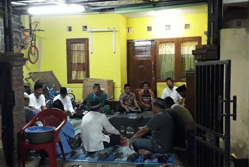 Suasana tahlilan di rumah almarhum Ipda Yudi Rospuji Siswanto di Kecamatan Tajurhalang, Kabupaten Bogor, Rabu (9/5) malam.