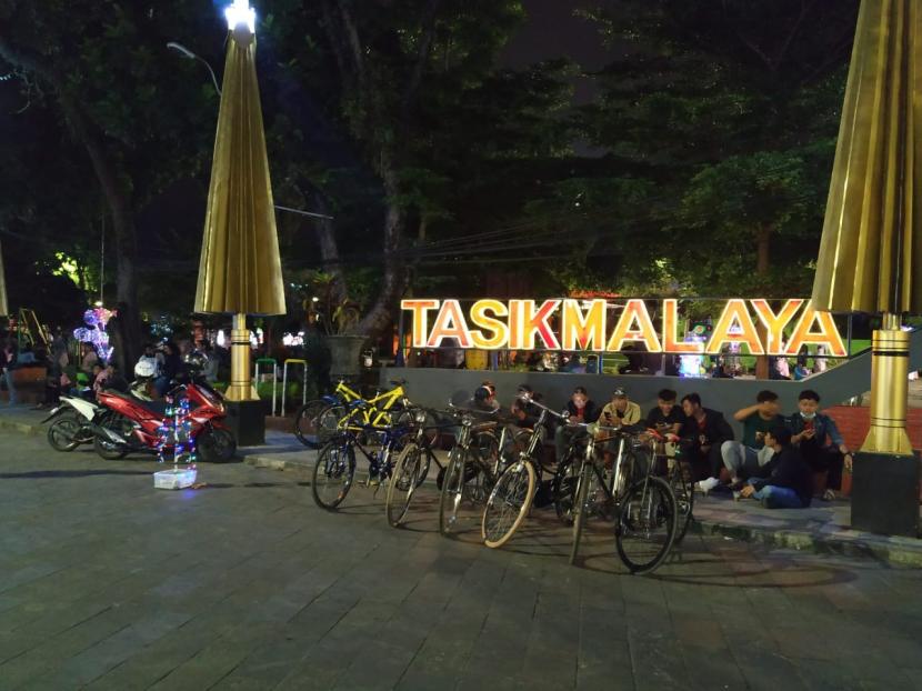 Suasana takbiran Iduladha 1441 H di sekitar Taman Kota Tasikmalaya, Kamis (30/7) malam.