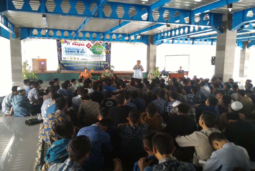 Suasana talk show IBF Goes To Pesantren di Ponpes Modern Ummul Quro Al Islami Bogor, Jawa Barat, Ahad (10/1). Talk show tersebut merupakan salah satu kegiatan pra-event Islamic Book Fair (IBF) yang akan digelar di Istora Gelora Bung Karno Jakarta, 26 Febru