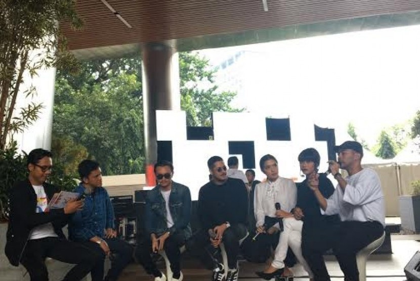 Suasana talkshow 'Untuk Indonesia' dalam acara CSR Days dengan narasumber Keenan Pearce, Ernanda Putra, Arief Muhammad, dan grup musik GAC.