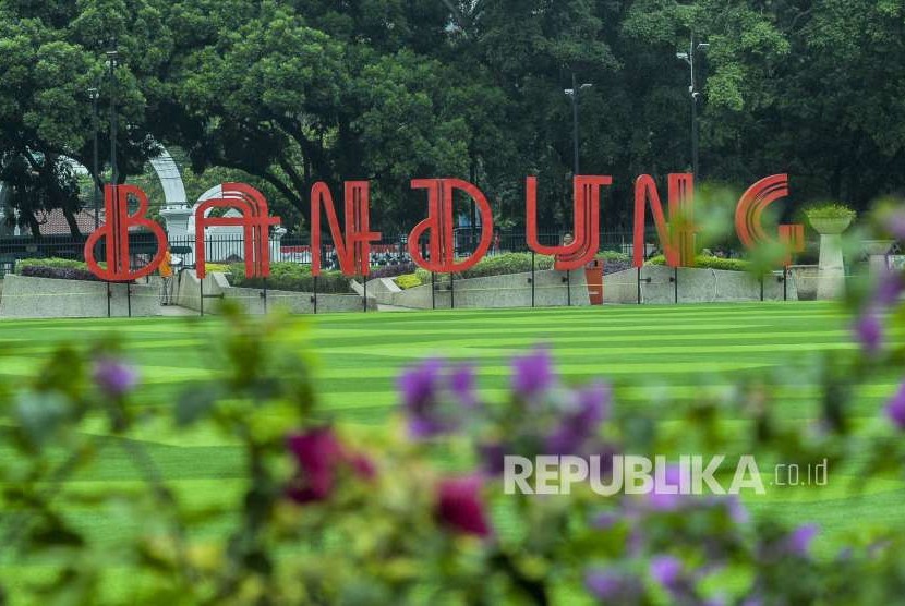 Suasana Taman Alun-Alun, Kota Bandung, yang sudah di revitalisasi, Jumat (21/9). 