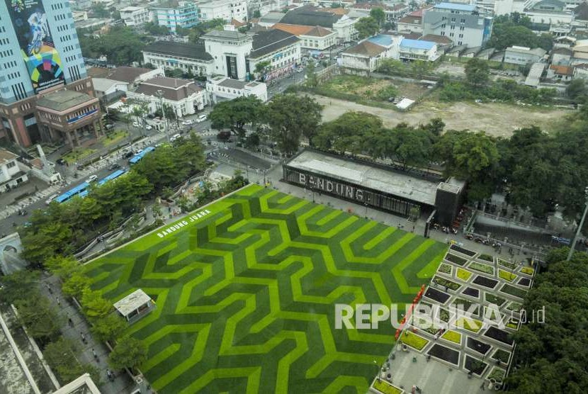 Suasana Taman Alun-Alun, Kota Bandung, yang sudah di revitalisasi, Jumat (21/9). 
