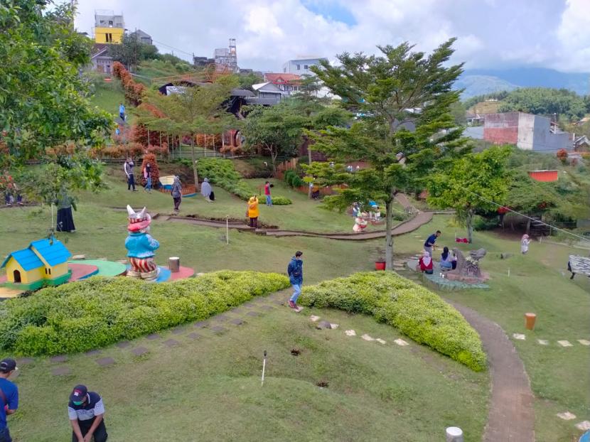Suasana Taman Kelinci di wilayah Pujon, Kabupaten Malang pada akhir pekan.