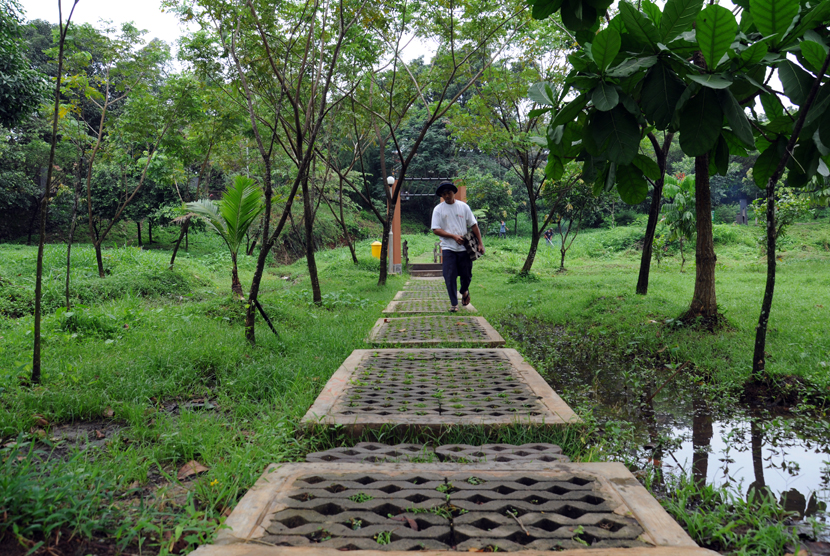 Suasana Taman Lembah Gurame yang berada di tengah Kota Depok, Jawa Barat, Jum'at (13/3).  (foto ; MgROL_34)