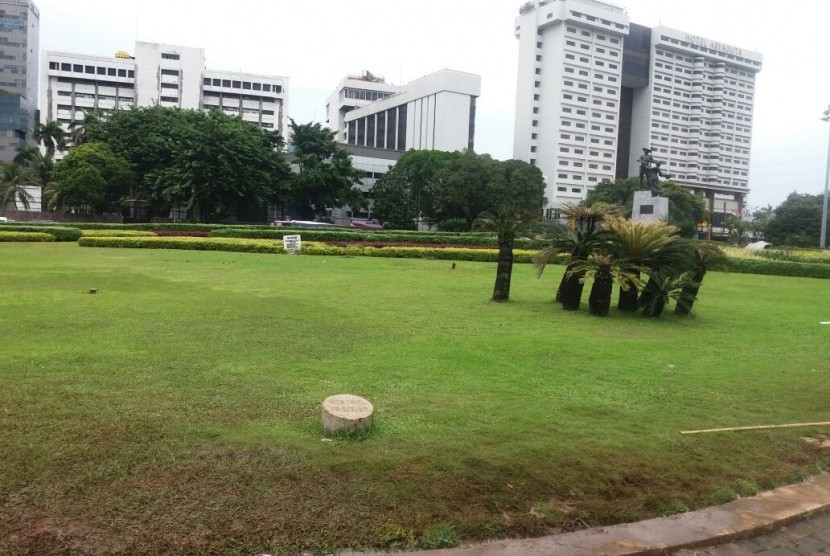 Suasana taman Patung Tugu Tani setelah aksi 212, Jumat (2/12).