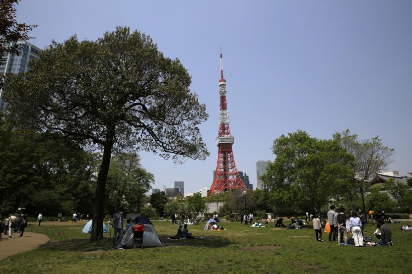 Suasana Taman Shiba yang penuh dengan keluarga dan anak-anak kecil yang berkemah. Jepang akan membuka paket wisata tanpa pemandu mulai pekan depan. 