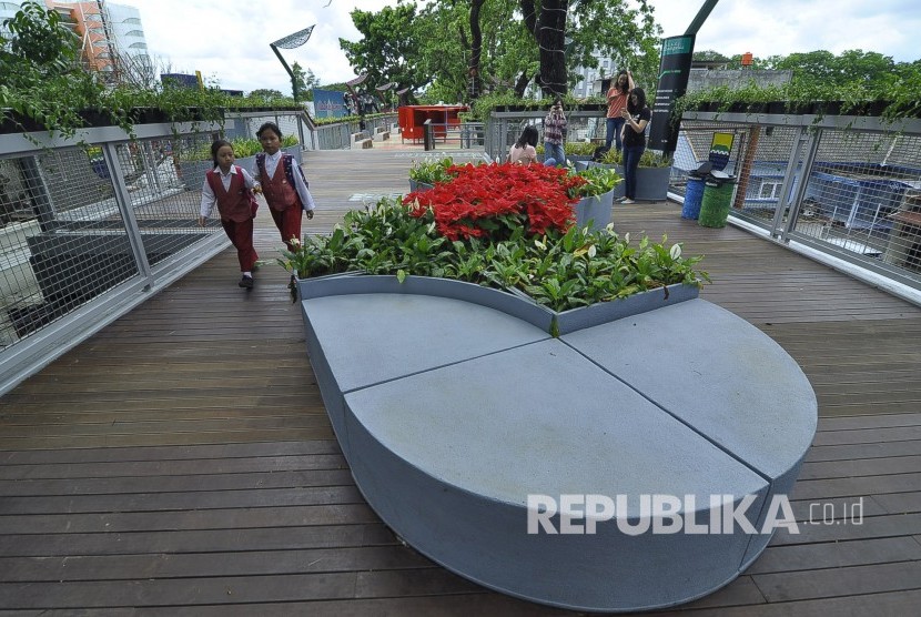 Suasana tamana di Skywalk Cihampelas, Kota Bandung, Selasa (31/1).