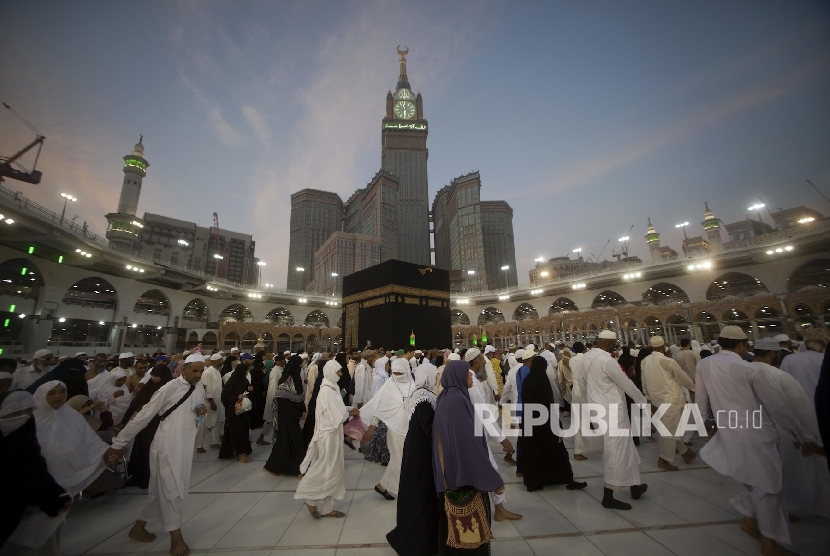 Suasana tawaf di Kabah, Masjidil Haram, Mekkah.
