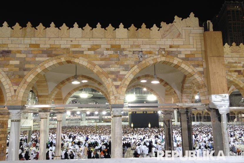 Jamaah melaksanakan ibadah tawaf di Masjidil Haram, Makkah, Sabtu (12/9).  (foto : AP)