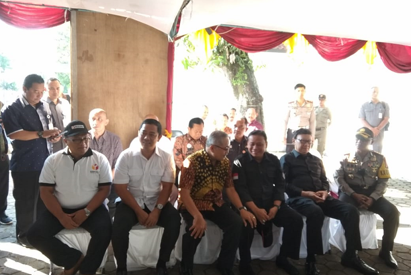 Suasana teleconference pemantauan Pilkada Serentak 2018 oleh Mendagri, Tjahjo Kumolo dan Ketua Bawaslu, Abhan, di Semarang, Rabu (27/6). 