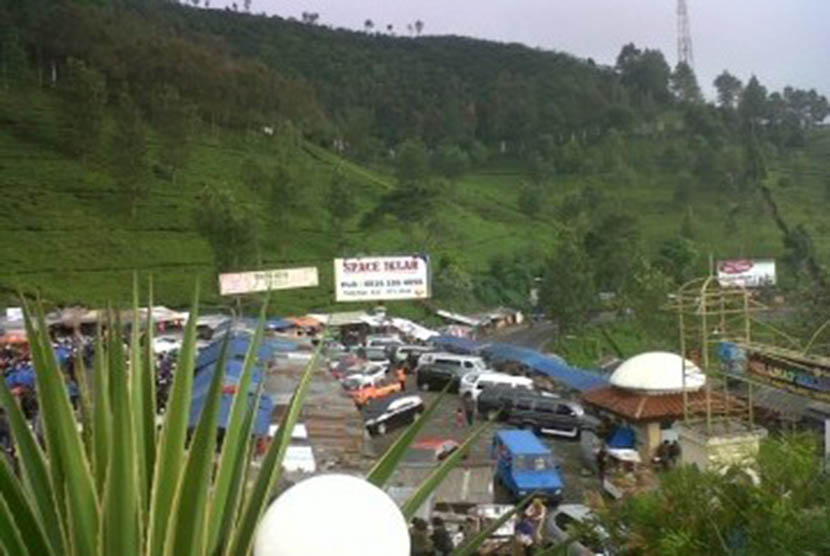 Suasana tempat parkir di kawasan Puncak, Bogor.
