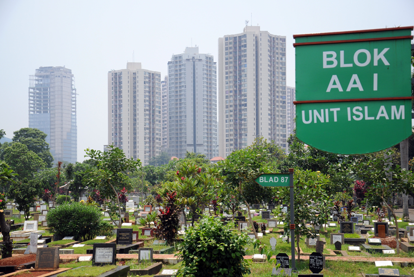   Suasana tempat pemakaman umum (TPU) Menteng Pulo, Jakarta Selatan, Rabu (18/3).  (foto : MgROL_34)