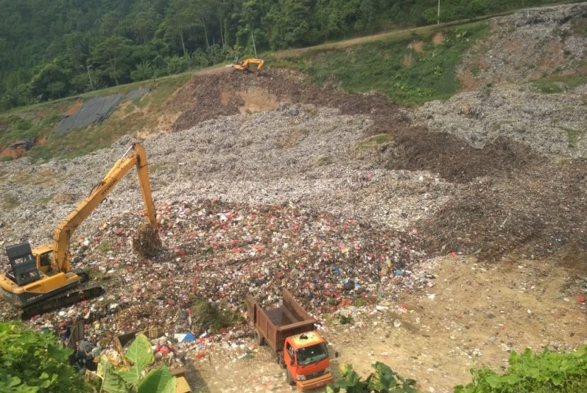 Suasana Tempat Pembuangan Sampah Akhir (TPSA) Cilowong. Sebanyak 360 ton sampah dihasilkan setiap harinya di Kota Serang. Namun, hanya sekitar 75 sampai 80 ton sampah saja yang bisa diangkut oleh petugas kebersihan Pemkot Serang ke TPSA