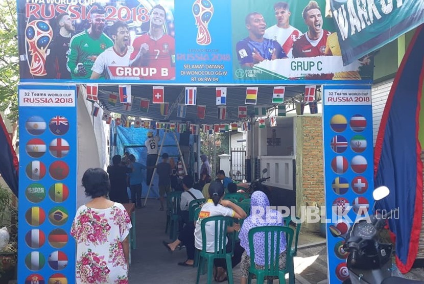 Suasana Tempat Pemungutan Suara (TPS) 15 yang berada di RT 06, RW 04, Jemurwonosari, Surabaya yang beraroma Piala Dunia 2018