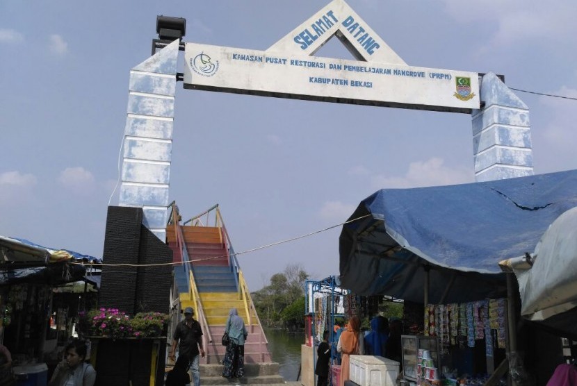 Suasana tempat wisata di Kawasan Pusat Restorasi dan Pembelajaran Mangrove (PRPR) di Segarajaya, Tarumajaya, Kabupaten Bekasi. Di sini pengunjung bisa menikmati hutan mangrove, makanan khas, jembatan merah, hingga wisata air keliling pulau.