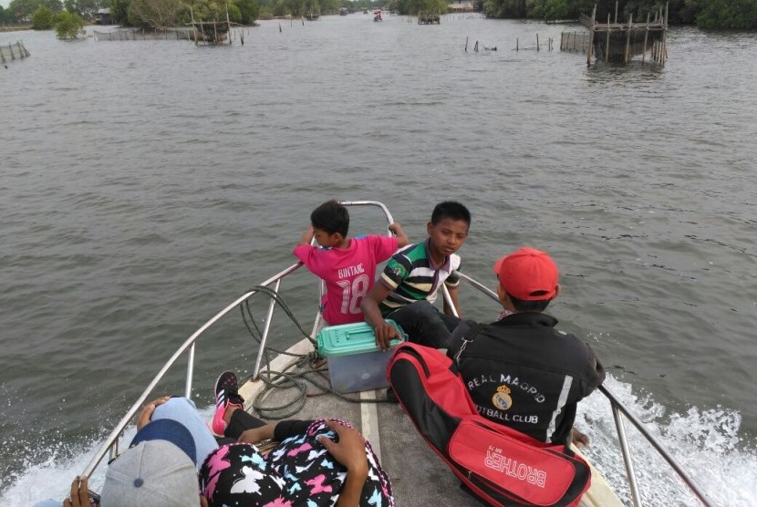 Suasana tempat wisata di Kawasan Pusat Restorasi dan Pembelajaran Mangrove (PRPR) di Segarajaya, Tarumajaya, Kabupaten Bekasi. Di sini pengunjung bisa menikmati hutan mangrove, makanan khas, jembatan merah, hingga wisata air keliling pulau.