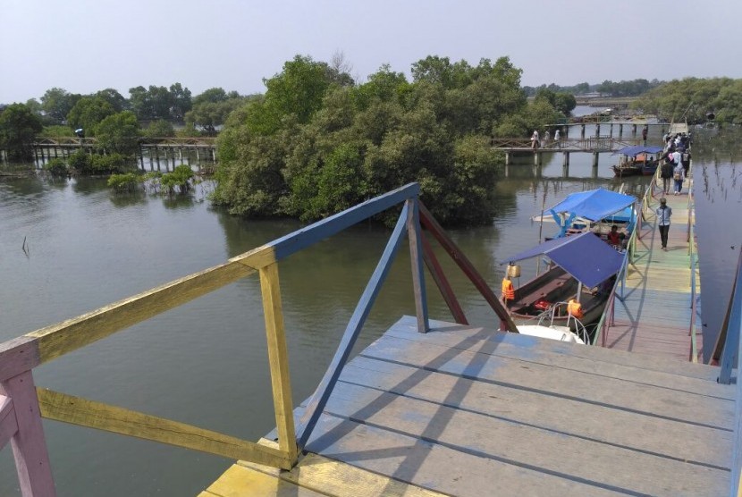 Suasana tempat wisata di Kawasan Pusat Restorasi dan Pembelajaran Mangrove (PRPR) di Segarajaya, Tarumajaya, Kabupaten Bekasi. Di sini pengunjung bisa menikmati hutan mangrove, makanan khas, jembatan merah, hingga wisata air keliling pulau.